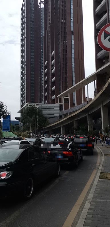 開學首日校車缺崗，深圳一學校門口學生淋雨，官方回應很愧疚