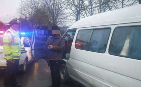 黑校車碰上了交警四處逃竄 寶雞交警普法來(lái)到校園清除隱患