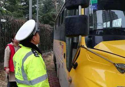 黑校車碰上了交警四處逃竄 寶雞交警普法來(lái)到校園清除隱患