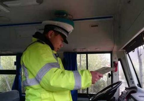 黑校車碰上了交警四處逃竄 寶雞交警普法來(lái)到校園清除隱患