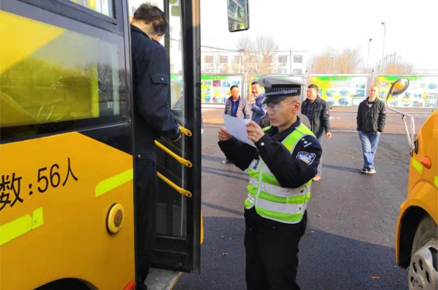 “望、聞、問、切”,無棣交警對校車進行全面檢查