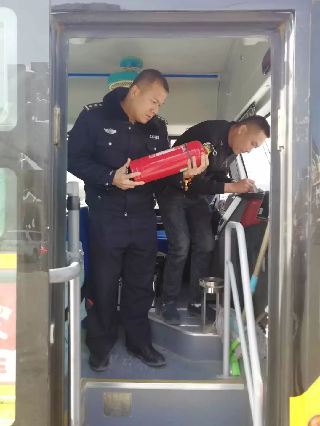 安暢行動|一大隊多措并舉加大校園校車交通安全管理