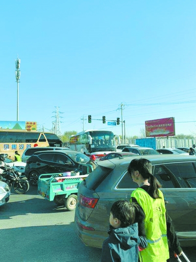 校車遇阻學(xué)生穿行車流間