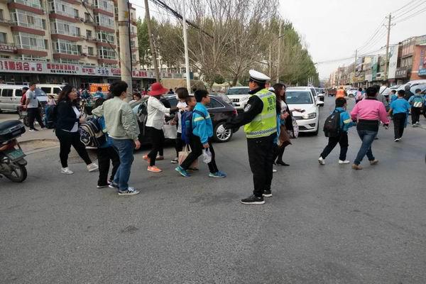 四平市公安局交管支隊(duì)采取多項(xiàng)措施強(qiáng)化“護(hù)校崗”建設(shè)確保全市中小學(xué)生出行安全