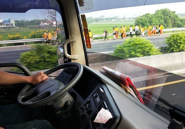 臺(tái)灣：校車爆胎30名學(xué)生走路肩下交流道，校方：不續(xù)聘司機(jī)