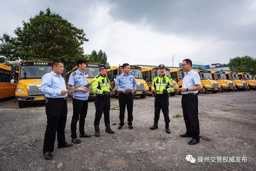 滕州31輛校車領(lǐng)到“校車”標(biāo)牌持證上崗