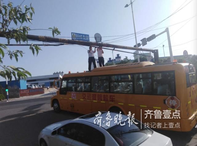 暖心！限高桿脫落，校車駕駛員變身“托舉超人”