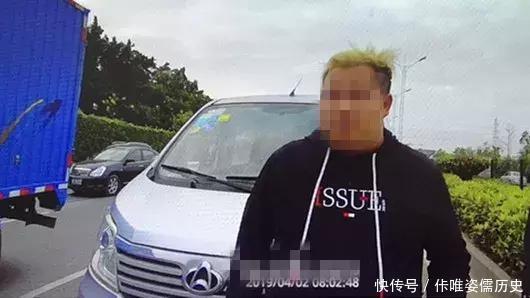 珠海90后黃毛小伙早上在馬路睡覺，被校車司機舉報，竟塞交警5000元求放過！