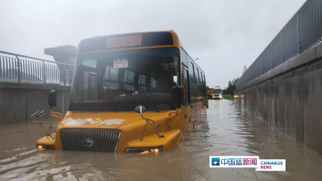浙臺(tái)州1校車積水中被困 消防員迅速營(yíng)救7名師生