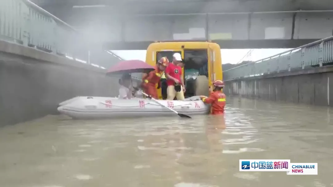 浙臺(tái)州1校車積水中被困 消防員迅速營(yíng)救7名師生