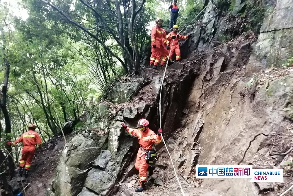浙臺(tái)州1校車積水中被困 消防員迅速營(yíng)救7名師生