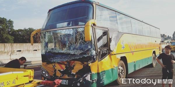 快訊 永平工商校車國一與大貨車事故！22學生 1司機受傷 堵8公里