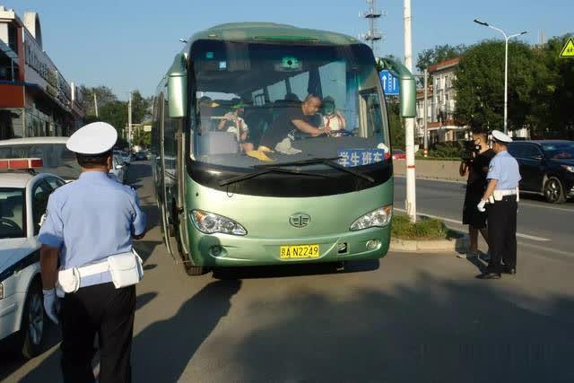開學首日昌平區檢查校車和接送學生車輛，未發現車輛超員現象
