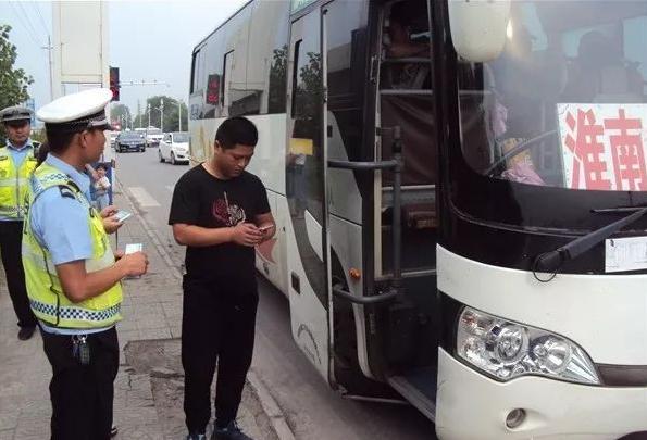 學(xué)生忙！家長忙！交警更忙！鳳臺交警開啟“護學(xué)”模式