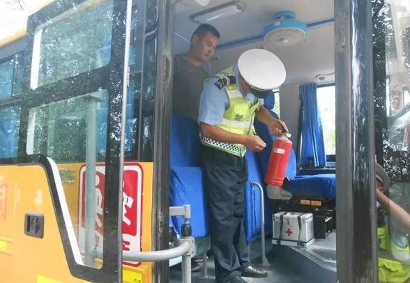 學(xué)生忙！家長忙！交警更忙！鳳臺交警開啟“護學(xué)”模式