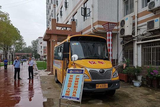漢中國際中學(xué)校車逾期未檢還不購交強(qiáng)險(xiǎn)，交警責(zé)令整改