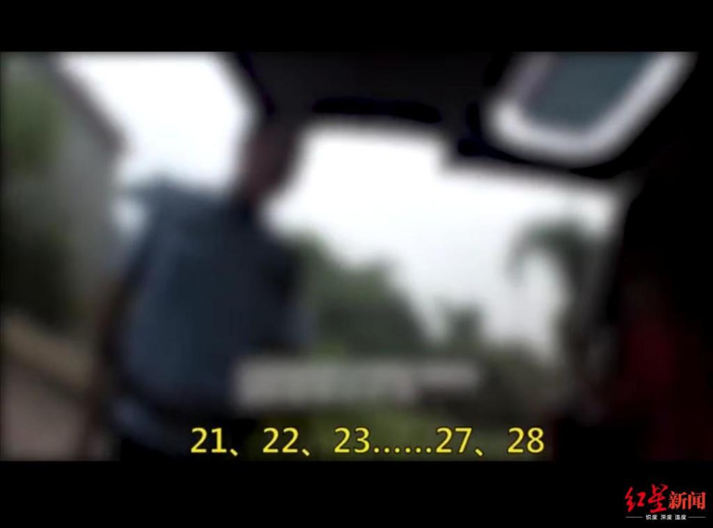 7座小型面包車(chē)竟擠了29人 民警打開(kāi)車(chē)門(mén)時(shí)驚呆了