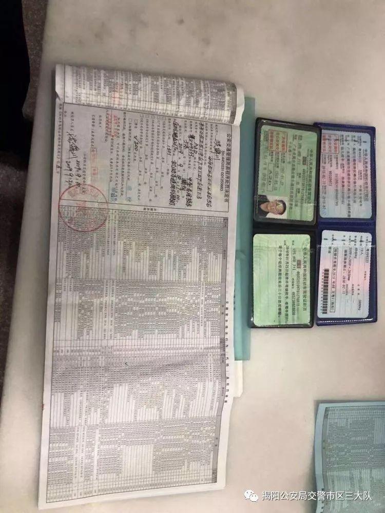 潮汕一校車被舉報！為了趕時間便逆向行駛的行為讓人后怕！