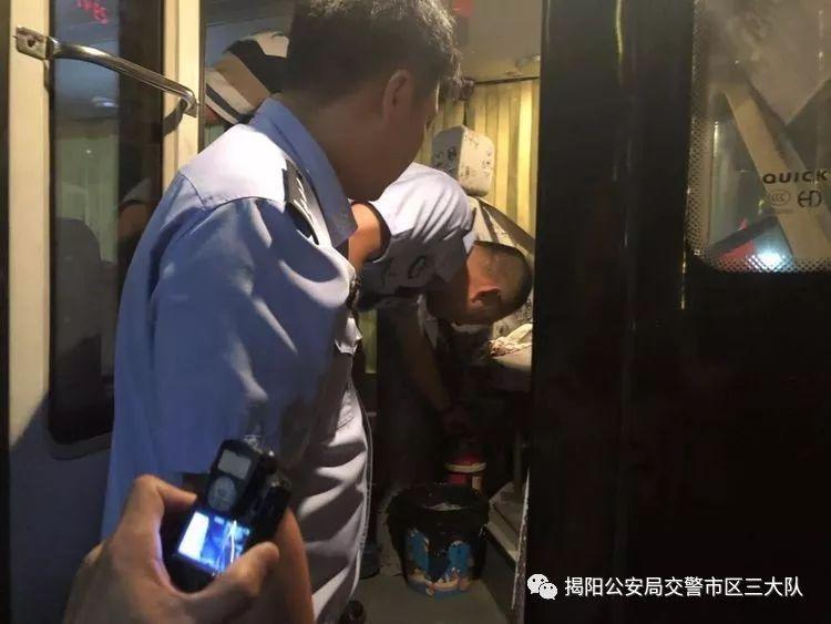潮汕一校車被舉報！為了趕時間便逆向行駛的行為讓人后怕！