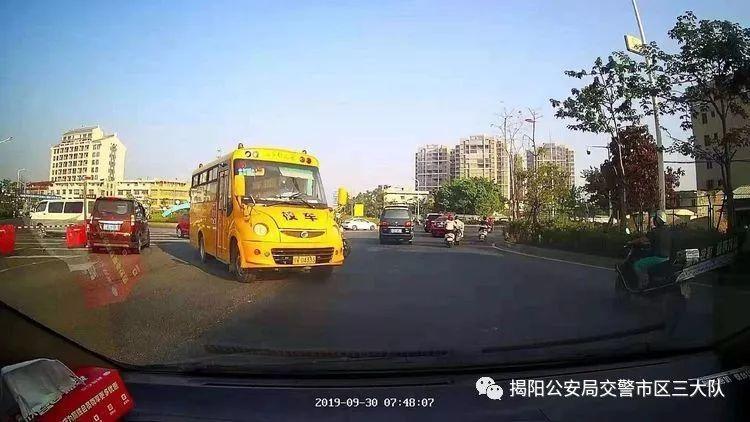 潮汕一校車被舉報！為了趕時間便逆向行駛的行為讓人后怕！