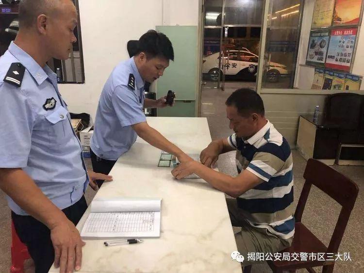 潮汕一校車被舉報！為了趕時間便逆向行駛的行為讓人后怕！