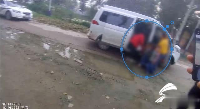 莘縣網(wǎng)友舉報幼兒園使用黑校車，交警果斷出擊，超載100%以上
