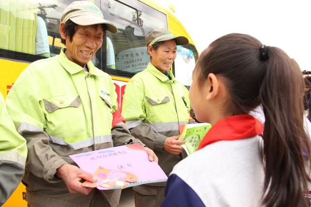 迎接環(huán)衛(wèi)工人節(jié)，溫馨校車向“城市美容師”致敬