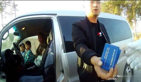案例微觀 | 超員118%！泰來(lái)交警查處一輛嚴(yán)重超員黑校車