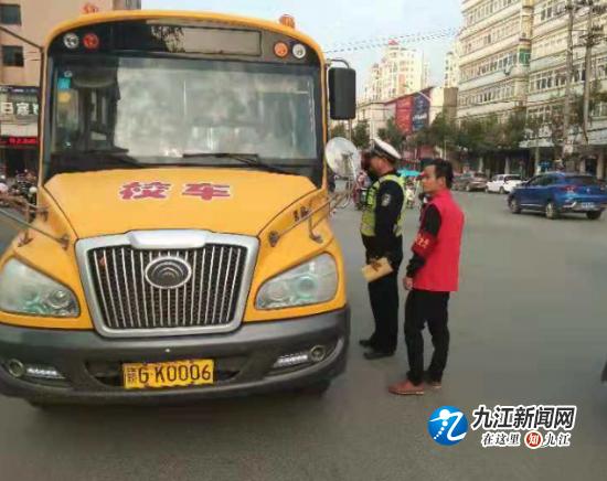 德安交警多舉措加強(qiáng)校車安全管理
