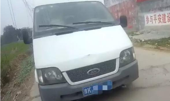6座面包車塞進12人，河南警方查獲“黑校車”！里邊都是……