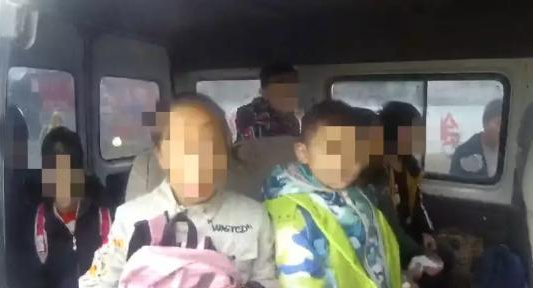 6座面包車塞進12人，河南警方查獲“黑校車”！里邊都是……