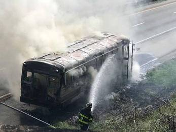 校車爆胎后劇烈燃燒，3位女教師冷靜應(yīng)對，救活了全車人