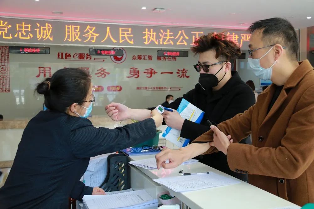 園區(qū)警方啟動重點運輸企業(yè)及校車駕駛?cè)爽F(xiàn)場審驗教育學習專場服務
