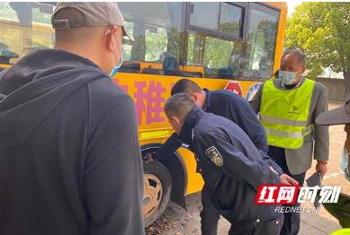株洲石峰交警：多部門聯(lián)動整治校車“頑瘴痼疾”