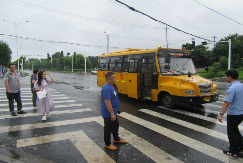 湖南常德：聯(lián)合開展校車安全檢查 打好本學(xué)期護(hù)校收官戰(zhàn)