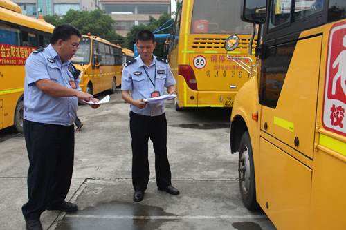 西安交警高新大隊(duì)檢查校車隊(duì)安全隱患排查工作