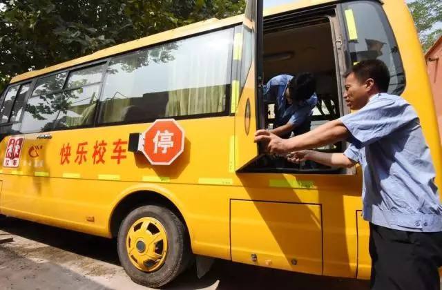 西安交警高新大隊(duì)檢查校車隊(duì)安全隱患排查工作