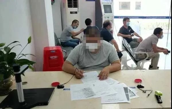福建漳州交警開出“萬元”罰單！“黑校車”