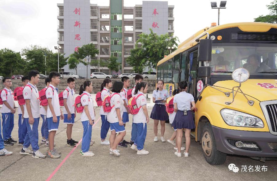 校車著火了？原來是高州舉辦校車突發(fā)事故應(yīng)急演練！