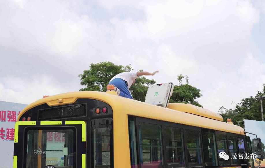校車著火了？原來是高州舉辦校車突發(fā)事故應(yīng)急演練！