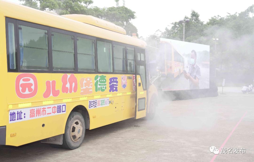 校車著火了？原來是高州舉辦校車突發(fā)事故應(yīng)急演練！