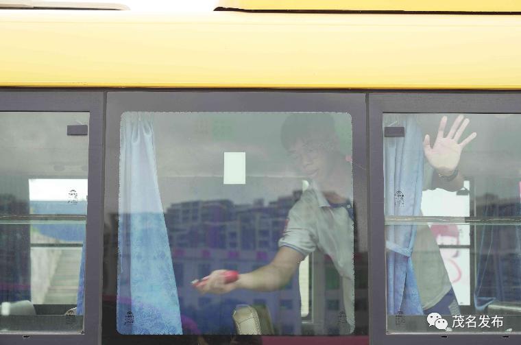 校車著火了？原來是高州舉辦校車突發(fā)事故應(yīng)急演練！