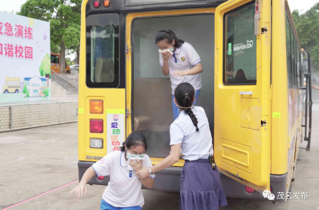 校車著火了？原來是高州舉辦校車突發(fā)事故應(yīng)急演練！