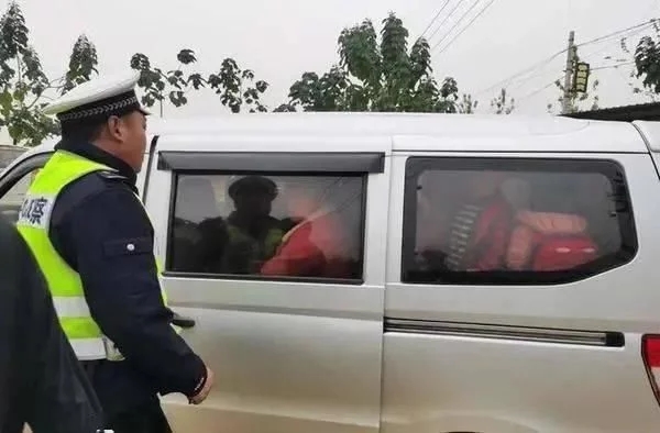 太危險(xiǎn)！核載7人的“黑校車”竟坐了14人！孩子得坐在其他同學(xué)的腿上！