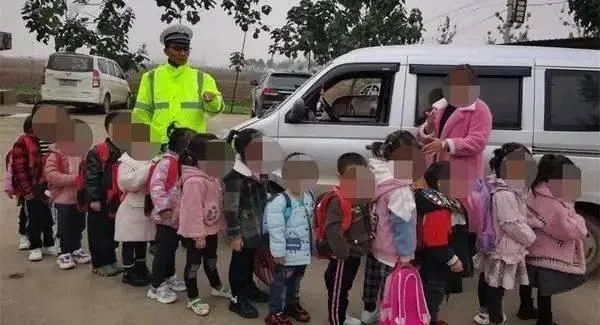 太危險(xiǎn)！核載7人的“黑校車”竟坐了14人！孩子得坐在其他同學(xué)的腿上！