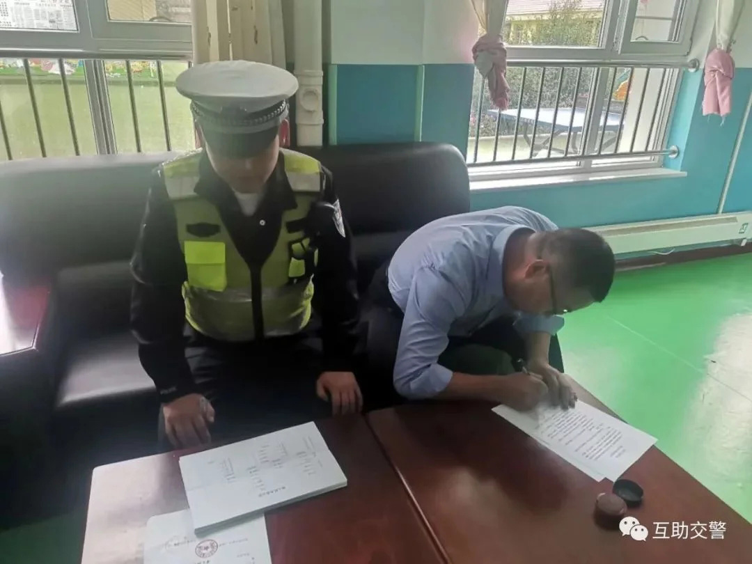 開學季，互助交警開展校車安全大檢查