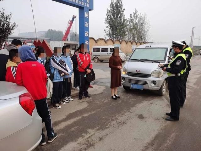 面包車變身“校車”？交警及時叫停！