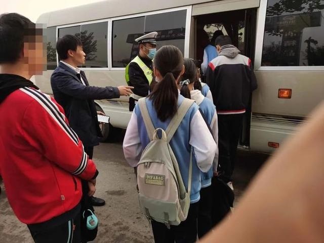 面包車變身“校車”？交警及時叫停！
