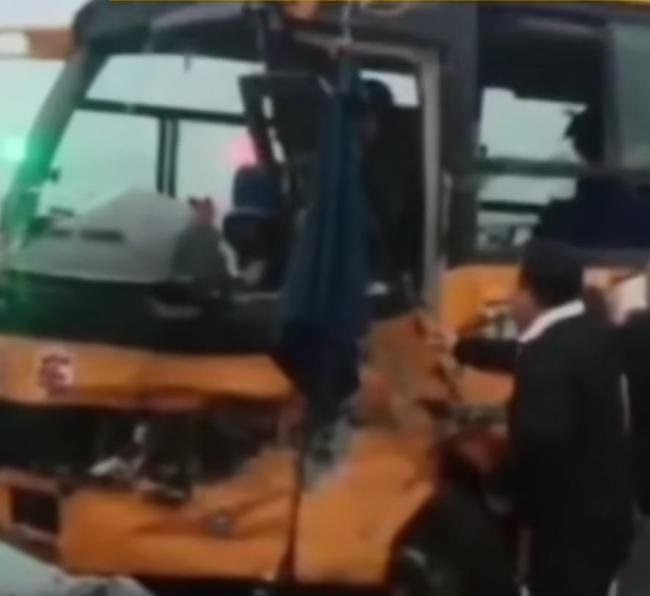 遼寧沈陽一廂式貨車與校車相撞，現(xiàn)場路面到處是車輛殘骸