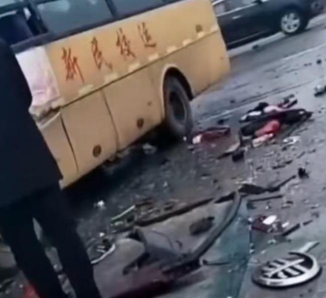遼寧沈陽一廂式貨車與校車相撞，現(xiàn)場路面到處是車輛殘骸